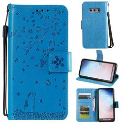 Embossing Cherry Blossom Cat Leather Wallet Case for Samsung Galaxy S10e (5.8 inch) - Blue