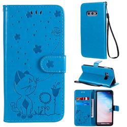 Embossing Bee and Cat Leather Wallet Case for Samsung Galaxy S10e (5.8 inch) - Blue